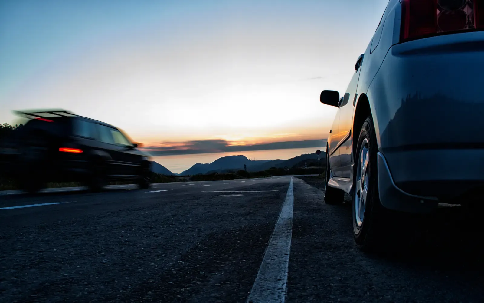 Carretera que recorre el paisaje hacia el horizonte al atardecer